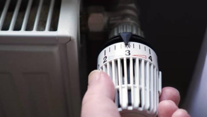 PETEKLER�N �� TEM�ZL���N� G�Z ARDI ETMEY�N<p>    Zamanla kalorifer sisteminde tortu, bal��k, kire� ve �amur birikebilir. Bu da suyun petek i�erisinde dola�mas�n� engeller. Baz� petekler �s�nmaz ya da yaln�zca �st k�sm� s�cak olabilir. Bununla, �zellikle eski binalarda s�k�a kar��la��l�r. ?Petek �s�nm�yorsa ne yapmal�?? Sorusuna verilecek etkili yan�tlardan biri petek i�i temizliktir. �zel makineler ve kimyasal s�v�larla yap�lan petek temizli�i, sistemin daha verimli �al��mas�n� sa�lar ve kombinin �mr�n� uzat�r. Bu i�lemin birka� y�lda bir yapt�r�lmas� gerekir.