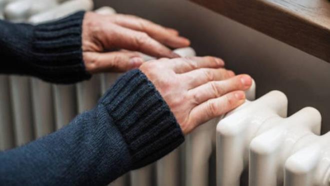 KOMB� F�LTRELER�N� TEM�ZLEY�N VEYA TEM�ZLETT�R�N<p>    Kombi sistemlerinin �o�unda ?pislik tutucu filtre? vard�r. Bu filtreler, tesisattaki tortu ve kirin kombiye ula�mas�na engel olur. Zamanla bu filtreler t�kanabilir. T�kal� bir filtre, su ak���n� azaltarak havas� al�nd��� halde �s�nmayan petek problemini ortaya ��kar�r. Filtre temizli�i servis taraf�ndan yap�lmal�d�r. Ancak teknik bilginiz varsa, kombinin alt k�sm�nda bulunan filtreyi dikkatlice ��kararak i�erisindeki pisli�i bo�altabilirsiniz. Temiz bir filtre, suyun rahat dola�mas�n� ve peteklerin daha iyi �al��mas�n� sa�lar.