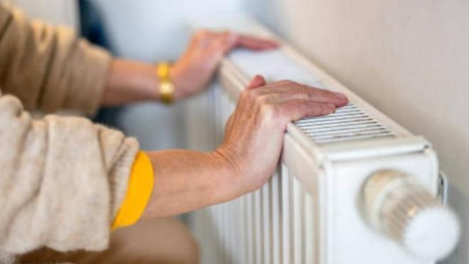 TEK B�R PETEK ISINMIYORSA, S�K�P KONTROL ED�N<p>    E�er sorun yaln�zca bir pete�e �zg�yse, yani di�er t�m petekler normal �ekilde �s�n�yorsa, sorun b�y�k ihtimalle o pete�e �zel bir t�kan�kl�k ya da vana ar�zas� olarak tan�mlanacakt�r. Bu durumda o pete�i s�k�p kontrol etmek gerekir. Petek i�inde ve borular�nda birikmi� �amur, hava kabarc��� veya vana problemi, pete�in s�cak suyu almas�n� engelliyordur. Gerekirse pete�i ba�ka bir petekle de�i�tirerek kar��la�t�rma da yapabilirsiniz.