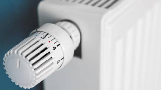 T�M PETEK VANALARININ A�IK OLDU�UNDAN EM�N OLUN<p>    Peteklerin alt ve �st k�s�mlar�nda bulunan vanalar kapal� kalabiliyor. Bu durumda petek ya hi� �s�nmaz ya da yaln�zca yar�s� s�cak olabilir. Petek �s�nm�yorsa ilk kontrollerden biri vanalar�n a��k olup olmad���yla ilgilidir. �zellikle termostatik vanalar, odadaki s�cakl��a g�re kendini kapat�r. Bu y�zden e�er bir odadaki petek di�erlerinden daha az �s�n�yorsa, vanan�n ayar� d���k seviyededir. T�m peteklerdeki vanalar�n ayn� derecede a��k olmas�, �s�n�n dengeli da��lmas�n� sa�lar.