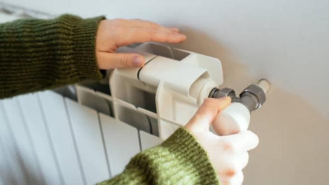 ODA TERMOSTATI VEYA KOMB� AYARLARINI G�ZDEN GE��R�N<p>    Baz� kombi sistemlerinde kullan�lan termostatlar, evin belirli b�lgelerinde s�cakl��� kontrol etmek �zere programlan�r. Ancak bu cihaz yanl�� ayarland���nda baz� peteklerin devre d��� kalmas�na neden olur. Ayn� �ekilde kombi �zerindeki s�cakl�k ayarlar� da yeterince y�ksek de�ilse petekler so�uk kal�r. Havas� al�nd��� halde �s�nmayan petek problemini ��zmek i�in, termostat�n ka� dereceye ayarland���n� ve aktif olup olmad���n� kontrol edin. Kombi ��k�� s�cakl��� da 60 derecenin alt�ndaysa petekler �s�nmayabilir.