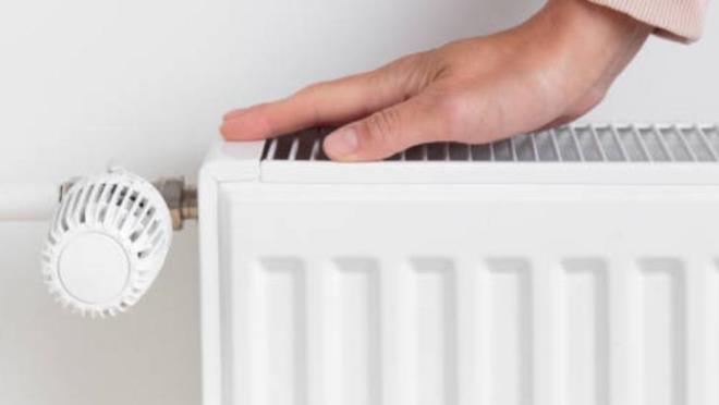 S�RK�LASYON POMPASININ �ALI�TI�INDAN EM�N OLUN<p>    Sistemdeki s�cak suyu peteklere ula�t�ran sirk�lasyon pompas�, kombinin en kritik par�alar�ndan biri olmas�yla b�y�k �nem ta��r. Pompa ar�zal�ysa veya yava� �al���yorsa, peteklerin baz�lar�na hi� su gitmez. Bu durumda, kombi ne kadar �al���rsa �al��s�n petek �s�nmaz. Bu par�an�n ar�zalanmas� durumunda t�m sistem verimsiz hale gelir ve �s�nma ciddi �ekilde azal�r.