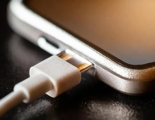 TELEFONLAR NE KADAR G�VENDE?  <p>  G�ncel ak�ll� telefonlarda lityum-iyon piller kullan�l�yor. Bu piller, geli�mi� g�� y�netim sistemleriyle donat�lm�� durumda. �arj seviyesi y�zde 100'e ula�t���nda cihaz enerji ak���n� otomatik olarak s�n�rland�r�yor. Bu sayede a��r� y�klenmenin �n�ne ge�iliyor.