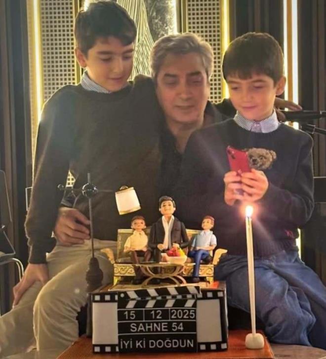 �nl� oyuncunun o�ullar�yla benzerlikleri dikkat �ekerken, sosyal medyada �ok say�da "Ma�allah babalar�n�n ayn�s�", "Allah mutlulu�unuzu daim etsin" gibi yorumlar geldi.