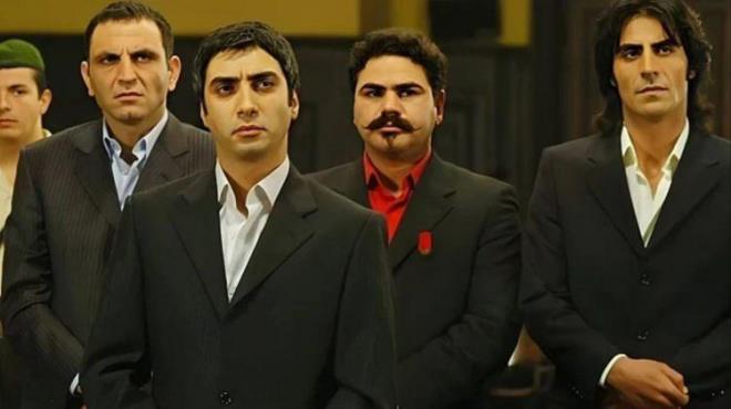 T�rk televizyonlar�n�n en uzun soluklu yap�mlar�ndan "Kurtlar Vadisi", bir d�nem milyonlar� ekran ba��na kilitledi. �zg�n senaryosu ve y�ld�z oyuncu kadrosuyla haf�zalarda tazeli�ini koruyan efsane yap�ma dair her detay hala �ok konu�uluyor.