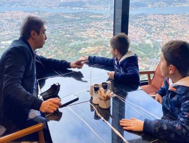 Ge�ti�imiz g�nlerde 54'�nc� ya� g�n�n� kutlayan �a�maz, �ocuklar�yla pasta �fledi�i anlar� sosyal medya hesab�ndan payla�t�.