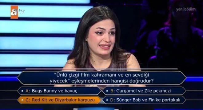 <strong>"A-) Bugs Bunny ve havu�", "B-) Gargamel ve Zile pekmezi", "C-) Red Kit ve Diyarbak�r karpuzu" ve "D-) S�nger Bob ve Finike portakal�" se�enekleri aras�nda karars�z kalan yar��mac�, s�reyi de g�z �n�nde bulundurarak teredd�t etmeden "C" se�ene�inde karar k�ld�.</strong>