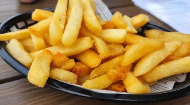 PATATES KIZARTMASI<br>    Leziz tad�yla sofralar�n vazge�ilmezi olan patates k�zartmas� i�in "kalp ve damar d��man�" demek az olmaz! Patatesin kendisi potasyum zengini bir besin olsa da k�zg�n ya� ile bulu�tu�unda trans ya� olu�umunu art�r�yor. B�ylece k�t� kolesterol� y�kseltirken, iyi kolesterol� d���r�yor. Ayr�ca damar duvarlar�nda plak olu�umuna neden olarak damar sertli�ini ve t�kan�kl���n� h�zland�r�yor.