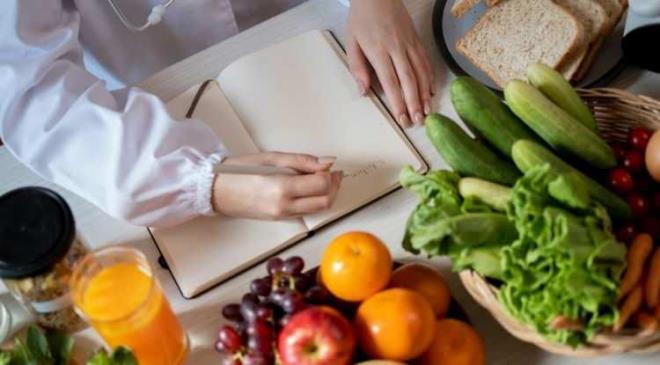 Sofralar�m�z�n vazge�ilmezi olan baz� lezzetler, asl�nda kalbimize kar�� kurulan sessiz birer tuzak olabiliyor. Tamamen do�al beslenmek kolay de�il ancak uzmanlar baz� kritik besinlere dikkat �ekerek 'Bu besinleri hayat�n�zdan ��kar�n' diyor. ��te, mutfa��n�zdan uzak tutarak �mr�n�ze �m�r katabilece�iniz �� g�da