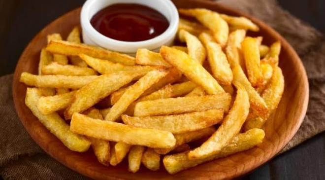 Patates k�zartmas�n�n tuzla servis edilmesi ise y�ksek sodyum al�m�na sebep oluyor. Bu da tansiyon ve kalp hastal��� risklerini beraberinde getiriyor.