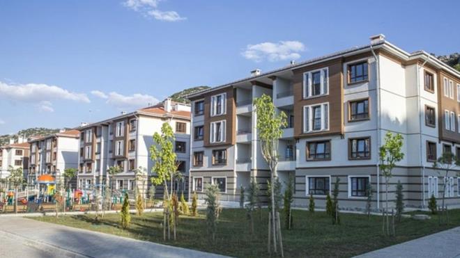<p class="text">�evre, �ehircilik ve �klim De�i�ikli�i Bakanl��� koordinesinde y�r�t�len ve 81 ilde 500 bin sosyal konutun in�as�n� kapsayan&nbsp;Y�zy�l�n Konut Projesi'nde ba�vuru s�reci, d�n sona erdi.</p><p class="text">Hak sahipli�ini belirleyecek kuralar 29 Aral�k'ta ba�lat�l�p 27 �ubat'a kadar devam edecek.</p><p><strong>EVLER 240 AYA VARAN VADE �MKANLARIYLA SATI�A SUNULACAK</strong></p><div class="content-ads"><div data-id="center1" class="eshx ad-slot" style="text-align: center; margin: 10px auto;" id="ad-slot-center1-1-1766487990486" data-loaded="true"></div></div> <p class="text"><b><em>"Ev Sahibi T�rkiye"</em></b> slogan�yla ba�lat�lan kampanya kapsam�nda evler y�zde 10 pe�inat, 240 aya varan vade imkanlar�yla sat��a sunulacak.</p><p class="text">Evlerin y�zde 40'� yani 200 bini, 80 metrekarelik 2+1 konutlardan olu�acak.</p><p class="text">Y�zde 30'u yani 150 bini, 65 metrekarelik 2+1, kalan 150 bini ise 55 metrekarelik 1+1 konutlardan olu�acak.</p><p class="text">Konutlar, 2+1 ve 1+1 �eklinde yatay mimari ve geleneksel dokuya uygun tasarlanacak.</p>