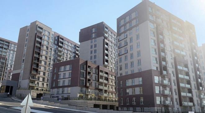<p><strong>F�YATLAR VE TAKS�T TUTARLARI �LLERE G�RE DE���ECEK</strong></p><p class="text">Konutlar�n fiyat� ve taksit tutarlar� �stanbul ve Anadolu illerinde farkl� olacak.</p><p class="text">Anadolu'da 1+1 konutlar 1 milyon 800 bin lira, 65 metrekarelik 2+1'ler 2 milyon 200 bin lira, 80 metrekarelik 2+1'ler ise 2 milyon 650 bin liradan sat��a sunulacak.</p><p class="text">Anadolu'da 1+1 konutlar�n taksitleri 6 bin 750 lira olacak.</p><p class="text">65 metrekarelik 2+1'lerin taksitleri 8 bin 250 lira, 80 metrekarelik 2+1'lerin taksitleri ise 9 bin 938 lira olarak belirlendi.</p><p><strong>�STANBUL'DA TAKS�TLER 7,3 B�N L�RADAN BA�LAYACAK</strong></p><p class="text">�stanbul'da ise 1+1 konutlar 1 milyon 950 bin lira, 65 metrekarelik 2+1'ler 2 milyon 450 bin lira, 80 metrekarelik 2+1'ler de 2 milyon 950 bin liradan sat��a sunulacak.</p><p class="text">�stanbul'da 1+1 konutlar�n taksitleri 7 bin 313 lira, 65 metrekarelik 2+1'lerin taksitleri 9 bin 188 lira, 80 metrekarelik 2+1'lerin taksitleri ise 11 bin 63 lira olarak belirlendi.</p>