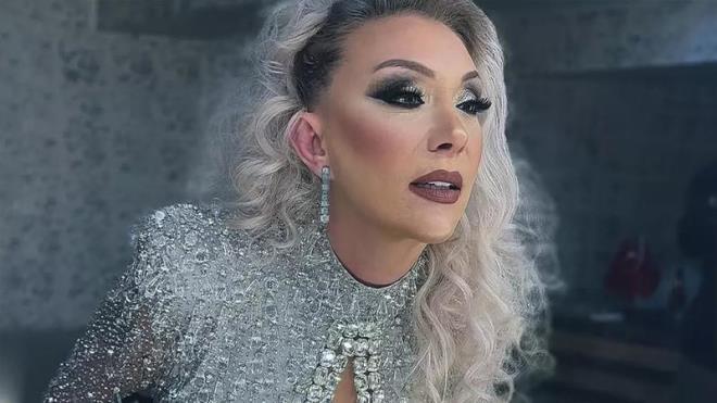 Olay�n yank�lar� halen s�rerken, �ark�c�n�n y�llar evvel k�z�na hen�z yeni hamileyken �bo Show'a konuk oldu�u g�r�nt�ler g�ndem oldu. �brahim Tatl�ses'in hamile oldu�unu duyurdu�u G�ll�'n�n, olduk�a heyecanl� ve mutlu oldu�u g�r�l�yor.