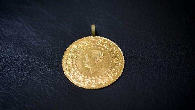 Alt�n ve Para Piyasalar� Uzman� �slam Memi�, CNNT�rk'e yapt��� a��klamada  2026 y�l�na ili�kin beklentilerini payla�t�. Gram alt�nda 8 bin lira hedefinin g�ndemde oldu�unu belirten Memi�, jeopolitik risklerin artmas� ve merkez bankalar�n�n faiz indirimlerine devam etmesi halinde be� haneli fiyatlar�n dahi konu�ulabilece�ini dile getirdi.