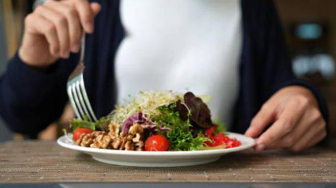 Zay�flama s�recinin en �ok merak edilen k�sm� ise a�l�k krizleriyle nas�l ba� etti�iydi. I��n Karaca, bu konuda olduk�a basit ama dikkat �ekici bir al��kanl���n� anlatt�. �ok ac�kt��� anlarda di�lerini f�r�alad���n� s�yleyen sanat��, bunun i�tah�n� bast�rd���n� ve o anki yeme iste�ini kesti�ini ifade ediyor.