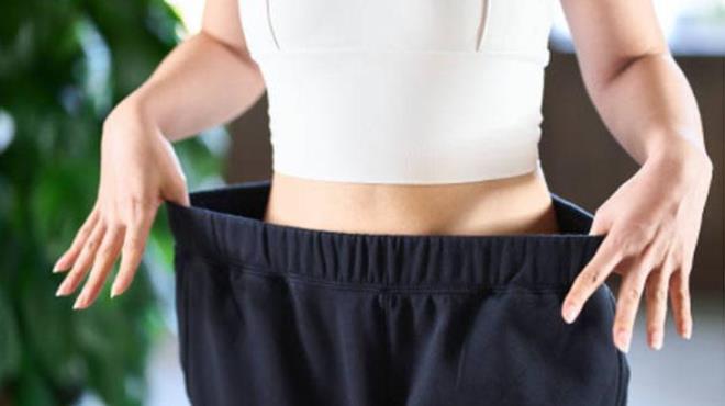 �nl� sanat��n�n anlatt�klar�, zay�flama s�recinin yaln�zca fiziksel de�il, zihinsel bir m�cadele oldu�unu bir kez daha hat�rlat�yor. Eskiden gece yataktan kalk�p d�r�m yiyebilen biri oldu�unu s�ylemesi, bu de�i�imin ne kadar k�kl� oldu�unu da g�zler �n�ne seriyor.