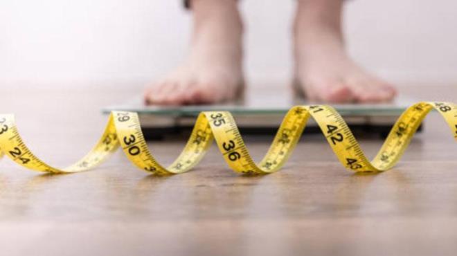 �nl� �ark�c�, kilosu ve boyu hakk�nda ilk kez bu kadar net konu�mas�yla da dikkat �ekti. Kendisini gizlemeden ve filtrelemeden anlatan Karaca, ge�mi�iyle bar���k bir dille konu�may� tercih ediyor. 130 kiloyla ba�layan yolculu�unu saklamad���n� s�yleyen sanat��, bug�n 1.75 boyunda ve 59 kilo oldu�unu a��k�a dile getiriyor. Bu a��klama, �zellikle sosyal medyada beden alg�s� �zerine yap�lan tart��malarda s�k�a payla��ld�.