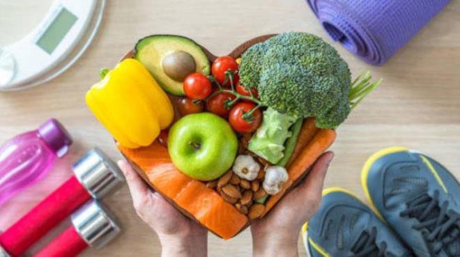 I��n Karaca, daha �nce yapt��� a��klamalarda aral�kl� oru� uygulad���n� ve v�cudunu belirli aral�klarla �a��rtarak ilerledi�ini payla�m��t�. Ancak bu y�ntemin herkes i�in birebir ayn� sonucu vermeyebilece�inin de alt�n� �iziyor. Ona g�re as�l �nemli olan, ki�inin kendini tan�mas� ve hangi al��kanl�klar�n kilo ald�rd���n� d�r�st�e kabul etmesi.