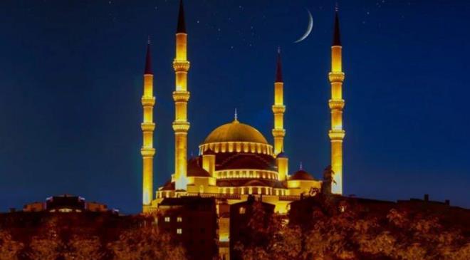 �slam aleminde '�� aylar�n' habercisi olarak kabul edilen Regaip Kandili, rahmet denizine a��lan ilk kap� olarak b�y�k �nem te�kil ediyor. Kullar�n Rabbiyle olan ba��n� en saf haliyle ya�ad���, g�n�lden dualar�n ve t�vbelerin edildi�i bu �zel g�nde sevdiklerinize anlaml� mesajlar g�nderebilirsiniz.