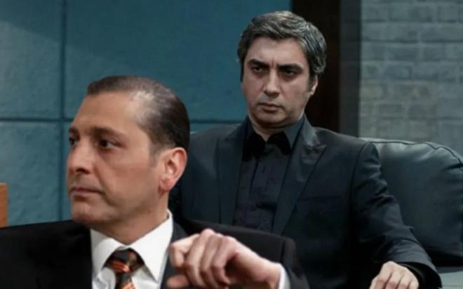 Kurtlar Vadisi dizisinde Samuel Vanunu karakterine hayat veren Ni�an �irinyan, uzun bir aradan sonra yeniden g�r�nt�lendi. Usta oyuncunun son hali sosyal medyada dikkat �ekerken, bir�ok kullan�c�, ''Samuel'e bunu yapan hayat bize neler yapmaz'' �eklindeki yorumlar�yla de�i�imi g�ndeme ta��d�.