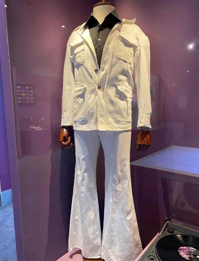 <b>Yine Derbeder filminde giymi� oldu�u beyaz tak�m� ve Mor G�ller alb�m�n�n kapak foto�raf� i�in giydi�i kombin de m�zede yer al�yor.</b>