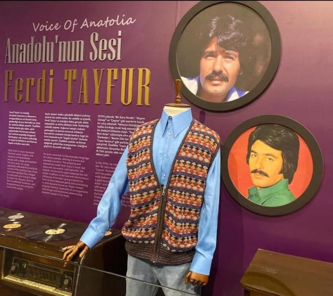 M�zede; sanat��n�n bu zamana kadar sahnede ve filmlerinde kulland��� aksesuarlar yer al�yor.