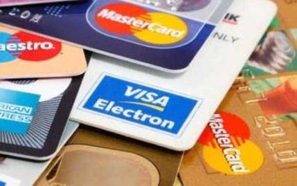 �zellikle t�m giderlerini tek karttan yapan kullan�c�lar�n, kart limitinin y�zde 70?80?ine hatta daha �zerine ��kmas�, bankalar�n dikkatini �eken ba�l�ca unsurlar aras�nda yer al�yor. Di�er kartlar kullan�lmazken tek bir kart�n s�rekli dolu g�r�nmesi, dengesiz kredi kullan�m� olarak de�erlendiriliyor.