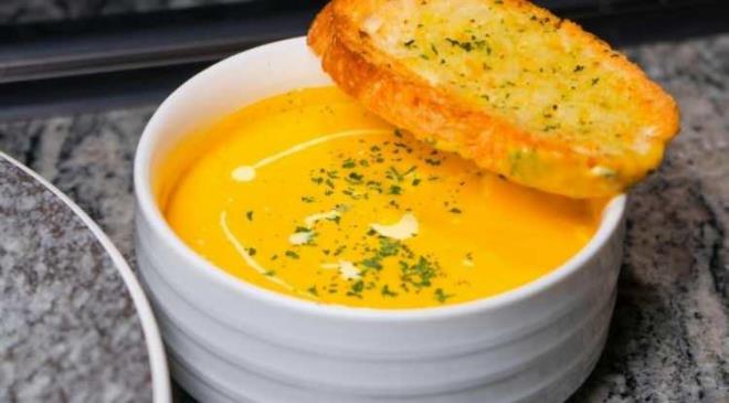 ��eri�indeki gingerol adl� biyoaktif bile�en sayesinde g��l� antioksidan ve iltihap giderici �zellikler ta��yan zencefil, k�� aylar�nda �orbalara eklendi�inde grip gibi hastal�klara kar�� koruyucu olabilir.