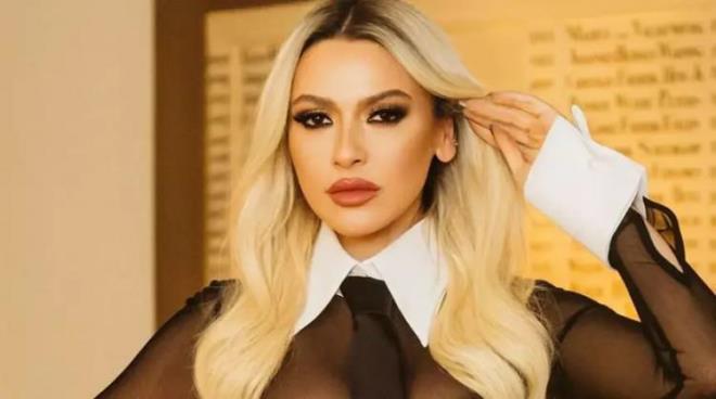 �nl� �ark�c� <strong>Hadise</strong>, kat�ld��� bir programda �zel hayat�yla ilgili yapt��� a��klamalar sonras� kendisi hakk�nda "hakaret i�erikli s�zler sarf ederek ki�ilik haklar�na sald�r�"da bulundu�u iddias�yla spor yorumcusu <strong>Ahmet �akar'a dava a�t�</strong>��n� duyurmu�tu.