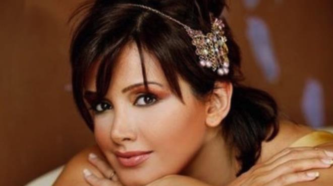 Bir d�nemin g�nd�z ku�a��na damga vuran isimlerinden Esra Ceyhan, uzun s�redir televizyon ekranlar�ndan uzak bir hayat s�rse de yeniden g�ndeme geldi.