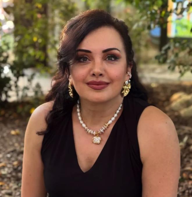 Sunucu ise "Botoks da dolgu da yok" diyerek do�al bir g�r�n�m� oldu�unu s�yledi.    Bir d�nem ald��� kilolarla dikkat �eken Ceyhan kendisine gelen ele�tirel yorumlara da sinirlenmi� ve isyan etmi�ti.