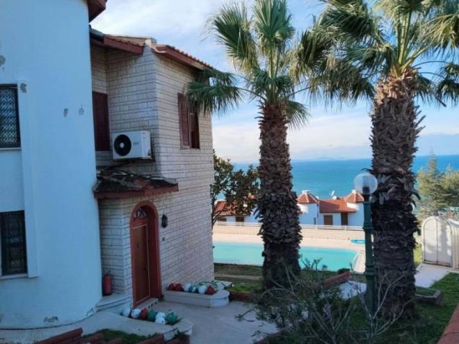 <strong>Her biri 5 oda 1 salon olan evlerden olu�an k��k, mavi ve ye�ilin bulu�tu�u g�rkemli bir atmosferi g�zler �n�ne seriyor.</strong>