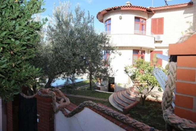 <strong>Her bir detay�yla hayranl�k uyand�ran k��k�n sat�� bedeli ise dudak u�uklatt�.&nbsp;</strong>