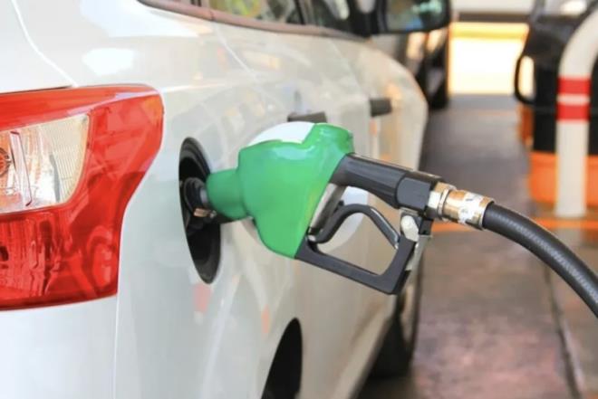 <p>G�NCEL AKARYAKIT F�YATLARI</p>  <p>�stanbul, Ankara ve �zmir'de g�ncel akaryak�t fiyatlar� �u �ekilde:</p>  <p><span>BENZ�N</span></p>  <p>�stanbul - Avrupa Yakas�: 51.82 TL<br>�stanbul - Anadolu Yakas�: 51.65 TL<br>Ankara: 52.68 TL<br>�zmir: 53.01 TL</p>