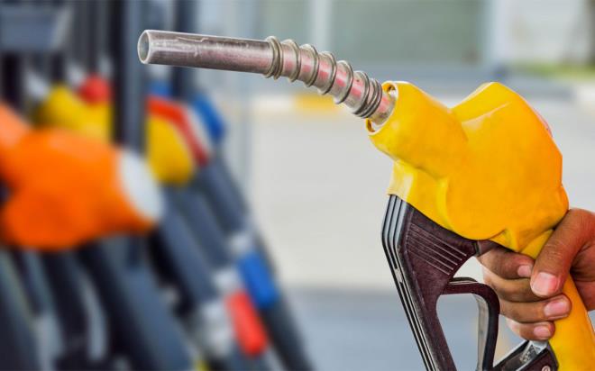 1 Ocak 2026 tarihinde devreye girecek �TV d�zenlemesiyle birlikte benzin motorinin litre fiyat�na y�kl� bir zam geliyor. Bu zamla birlikte yeni y�l�n ilk g�n� akaryak�t fiyatlar� 1.5 liradan fazla zamlanacak. Benzin arka arkaya g�rd��� indirim sonras�nda litresi 51.82 liradan sat�l�yor, Motorinin litre fiyat� ise 53.22 lira civar�nda.