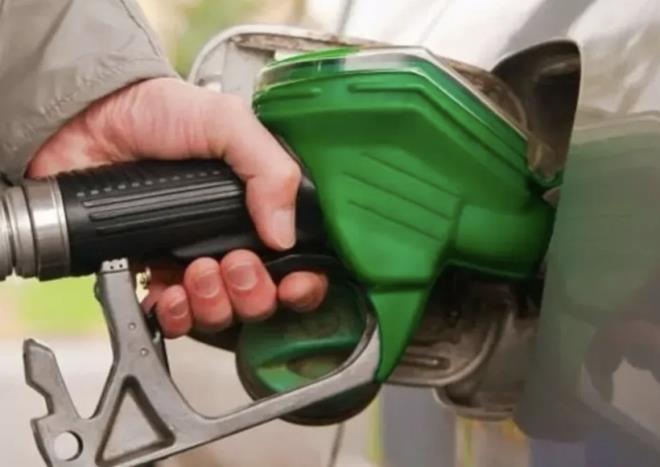 Yeni vergi d�zenlemesi 1 Ocak 2026'da resmen devreye giriyor. Y�lba��ndan itibaren bir�ok kalemde fiyatlar artacak. Y�lba��nda uygulanacak �zel T�ketim Vergisi (�TV) art���yla birlikte akaryak�t fiyatlar�nda da tabela yukar� y�nl� g�ncellenecek.&nbsp;B�ylece 1 Ocak'tan itibaren yap�lan d�zenlemeyle birlikte �TV art��� pompa fiyatlar�na do�rudan yans�yacak.