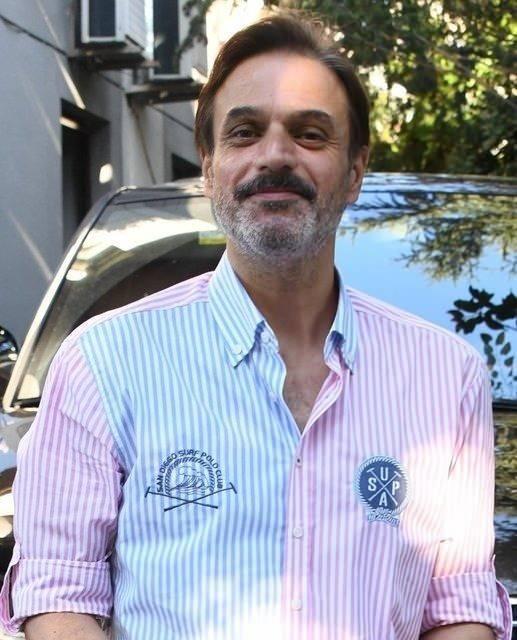 KARAC��ER NAKL� OLMAYI BEKL�YOR    <br>Tedavisinin tamamlanmas�n�n ard�ndan "Kulland���m ilac�n yan etkisi sebebiyle v�cudumda ��kan lekeler ve �iddetli mide bulant�s� ya�ad�m. Riskli grupta oldu�um i�in doktorlar g�zetim alt�nda tutmak istedi. �u an iyiyim." �eklinde a��klama yapan �zkan, karaci�er nakli olmay� bekliyor.