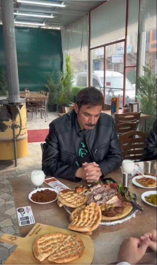 <strong>K�sa s�rede g�ndem olan videoya �ok say�da "Bug�ne dek sen hep bizi g�l�msettin Allah da sana �ifa versin g�l�msetsin", "O eski ne�en yine gelir umar�m abi", "Abi Allah acil �ifalar versin" yorumlar� geldi.&nbsp;</strong>