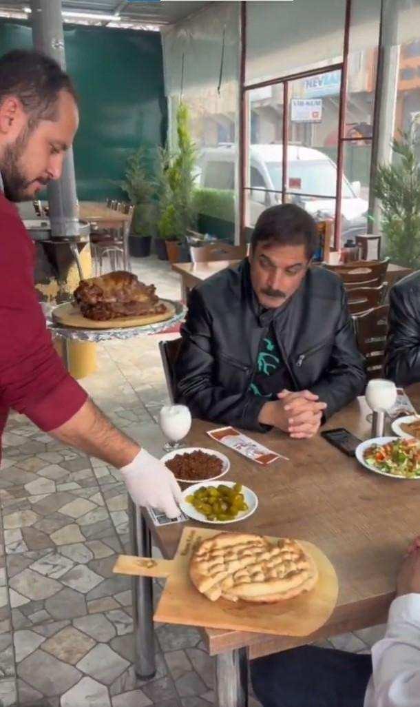 <strong>Konya'da bir restoranda yemek yerken g�r�nt�lenen �zkan'�n �zg�n halleri sevenlerinin g�z�nden ka�mad�.</strong>