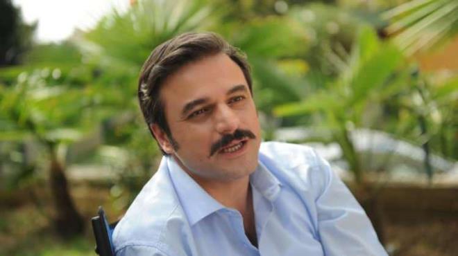 Karaci�er yetmezli�i nedeniyle tedavi g�ren �nl� oyuncu, ge�ti�imiz aylarda evinde fenala�mas�n�n ard�ndan ambulansla hastaneye kald�r�lm�� ve yo�un bak�mda tedavi alt�na al�nm��t�.