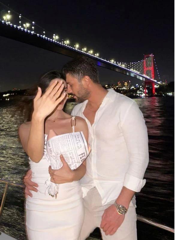 �iftten konuyla ilgili resmi bir a��klama gelmezken, ikilinin birbirlerini&nbsp;<strong>sosyal medya hesaplar�ndan kar��l�kl� olarak takibi b�rakmalar� da ayr�l�k iddialar�n� g��lendirdi.</strong>