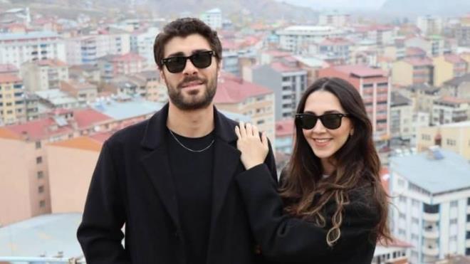 <strong>Livanur Ayd�n ve Ali �ner,</strong> sosyal medya hesaplar�ndan<strong> ni�an t�renleri de dahil olmak �zere birlikte �ekildikleri t�m foto�raflar� sessiz sedas�z sildiler.</strong>