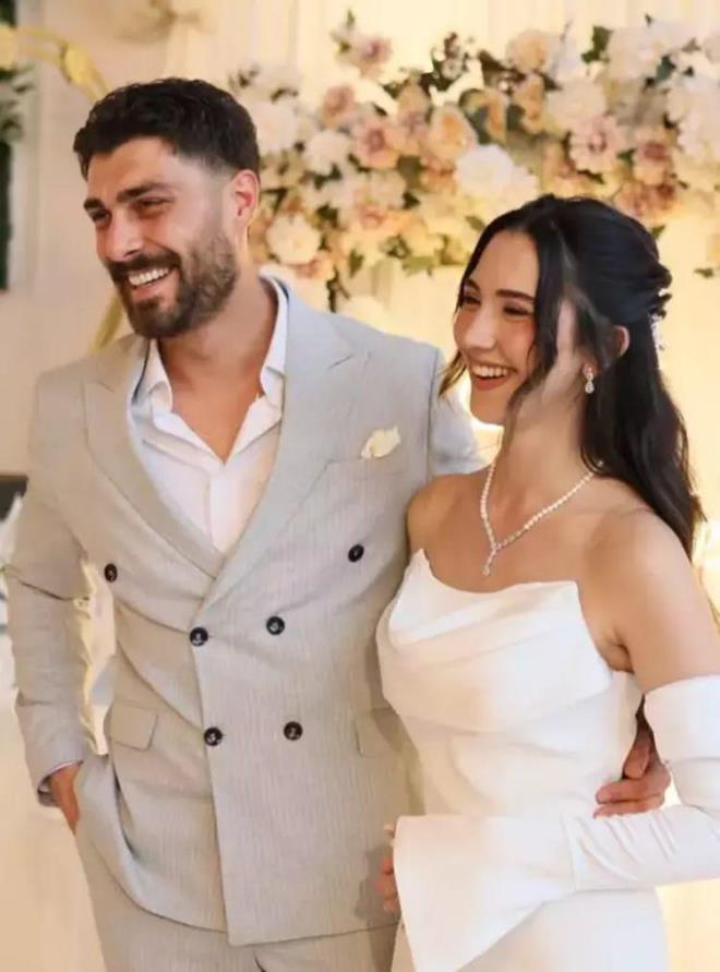 �nl� oyuncu ni�an t�reninden birka� kareyi sosyal medya hesab�ndan payla�arak <strong>mutlu haberi takip�ileriyle payla�m��t�.</strong>