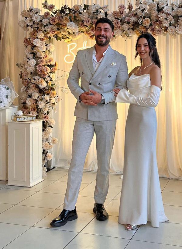 Ge�ti�imiz <strong>A�ustos ay�nda, aile aras�nda sade bir t�renle</strong> ili�kilerini bir ad�m ileri ta��yarak <strong>ni�anlanm��t�.</strong>