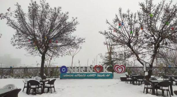 �IRNAK  <p>��rnak'�n Beyt���ebap il�esinde yo�un kar ya���� nedeniyle e�itime 1 g�n ara verildi.<br>Beyt���ebap Kaymakaml���, kar ya���� sebebiyle e�itime 1 g�n ara verildi�ini duyurdu.</p>  <p>Duyuruda �u ifadelere yer verildi:</p>  <p>"Etkili olan kar ya���� nedeniyle buzlanma ve don olay�na kar�� olu�abilecek risk g�z �n�nde bulundurularak, ��rencilerimizin ve ��retmenlerimizin t�m e�itim �al��anlar�m�z�n can ve mal g�venli�ini sa�lamak amac�yla 1593 say�l� Umumi H�fz�ss�hha Kanunun 27 ve 72'nci maddeleri uyar�nca il�emiz ve genelindeki t�m resmi ve �zel okullarda e�itim ve ��retime 1 g�n ara verilmi�tir"&nbsp;</p>