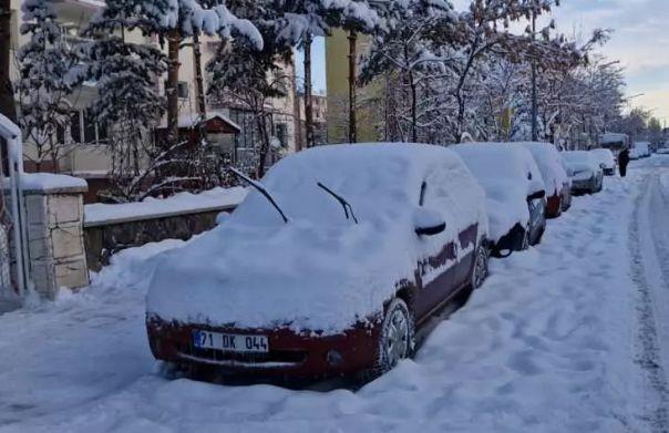 MU�  <p>Mu� Valili�i, hava �artlar�n�n olumsuzlu�u sebebiyle okullar�n 29 Aral�k Pazartesi g�n� tatil edildi�ini a��klad�. Valilik taraf�ndan yap�lan yaz�l� a��klamada; "Son meteorolojik de�erlendirmelere g�re; ilimiz genelinde �nceki g�n ba�layan yo�un kar ya���� ile birlikte buzlanma riskinin etkisini s�rd�rmesi ve elveri�siz hava ko�ullar�n�n yar�n da devam etmesinin tahmin edildi�inden dolay� 29 Aral�k Pazartesi g�n� ilimiz genelinde resmi ve �zel t�m �rg�n ve yayg�n e�itim kurumlar�nda (�niversiteler hari�) e�itim ��retime bir g�n s�reyle ara verilmi�tir" denildi.</p>  <p>Valilik a��klamas�nda ayr�ca; kamu kurumlar�nda �al��an hamile, engelli ve a��r kronik hastal��� olan personel ile �ocu�u anaokulu ve kre�lere devam eden kad�n personelin de bir g�n idari izinli say�laca�� duyuruldu.</p>