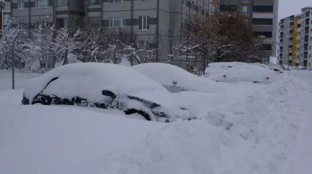 BARTIN  <p>Bart�n'da etkili olan yo�un kar ya���� ve buzlanma riski nedeniyle il genelinde e�itim-��retime yar�n, 1 g�n s�reyle ara verildi.</p>  <p>Bart�n Valili�i'nden yap�lan yaz�l� a��klamada, "�limiz genelinde etkisini s�rd�ren yo�un kar ya����, buzlanma ve olumsuz hava ko�ullar� nedeniyle 29 Aral�k 2025 Pazartesi g�n� resm� ve �zel t�m e�itim kurumlar�m�zda (rehabilitasyon merkezleri, motorlu ta��t s�r�c� kurslar� ve Kur'an kurslar� d�hil) e�itim-��retime 1 (bir) g�n ara verilmi�tir. Kamu kurumlar�m�zda g�revli hamile ve engelli personel ile �ocu�u kre�, anaokulu ve �zel e�itim kurumlar�na devam eden kad�n personel ayn� g�n idari izinli say�lacakt�r. Ancak sa�l�k, g�venlik ve 24 saat esas�na g�re hizmet veren birimlerde �al��an personelin durumu, hizmetin gere�i olarak ilgili birim amirleri taraf�ndan de�erlendirilecektir. Kamuoyuna �nemle duyurulur" ifadelerine yer verildi.</p>