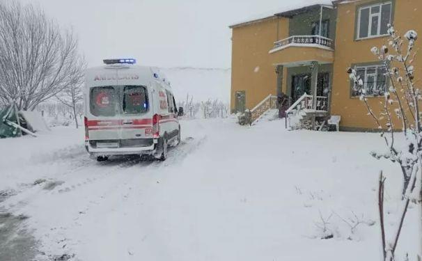 VAN  <p>Van'da etkili olan olumsuz hava �artlar� nedeniyle e�itime bir g�n ara verildi.<br>Van Valili�inden yap�lan a��klamada, "Meteoroloji B�lge M�d�rl���m�zle yap�lan de�erlendirmeler neticesinde, Van'da etkisini s�rd�ren yo�un kar ya����, buzlanma ve sis nedeniyle 29.12.2025 Pazartesi g�n� (yar�n) ilimiz geneli resmi/�zel t�m �rg�n ve yayg�n e�itim kurumlar�nda (RAM, Halk E�itim Merkezleri, Aile Destek Merkezleri ve Rehabilitasyon Merkezleri dahil) e�itim ��retime bir g�n s�reyle ara verilmi�tir. Kamu kurum ve kurulu�lar�nda �al��an engelli ve hamile personelimiz idari izinli say�lacakt�r. 0-6 ya� �ocu�u olan kamu kurum ve kurulu�lar�nda �al��an anneler de idari izinli say�lacakt�r" denildi.</p>