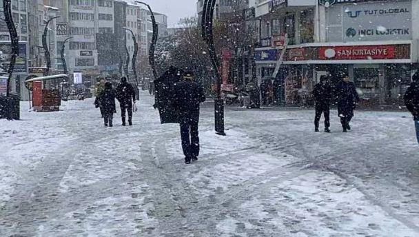 BOLU  <p>Bolu'da etkili olan yo�un kar ya���� ve buzlanma riski nedeniyle il genelinde e�itim-��retime 29 Aral�k Pazartesi g�n� 1 g�n s�reyle ara verildi.</p>  <p>Bolu'da 2 g�nd�r devam eden yo�un kar ya���� hayat� olumsuz etkiledi. Ya���la birlikte kent merkezi ve y�ksek kesimler beyaz �rt�yle kaplan�rken, ula��mda aksamalar ya�anmamas� i�in karayollar� ve belediye ekipleri �al��ma ba�latt�. Kent merkezinde kar kal�nl��� 20 santimetreyi ge�ti. Ya����n devam etti�i Bolu'da e�itime 1 g�n ara verildi.<br>Bolu Valili�inden yap�lan a��klamada, "�limiz genelinde etkisini s�rd�ren yo�un kar ya����, buzlanma ve olumsuz hava ko�ullar� nedeniyle 29 Aral�k 2025 Pazartesi g�n� resmi ve �zel t�m e�itim kurumlar�m�zda (rehabilitasyon merkezleri, motorlu ta��t s�r�c� kurslar� ve Kur'an kurslar� d�hil) e�itim-��retime 1 g�n ara verilmi�tir. Kamu kurumlar�m�zda g�revli hamile ve engelli personel ile �ocu�u kre�, anaokulu ve �zel e�itim kurumlar�na devam eden&nbsp;kad�n&nbsp;personel ayn� g�n idari izinli say�lacakt�r. Ancak sa�l�k, g�venlik ve 24 saat esas�na g�re hizmet veren birimlerde �al��an personelin durumu, hizmetin gere�i olarak ilgili birim amirleri taraf�ndan de�erlendirilecektir" denildi.</p>