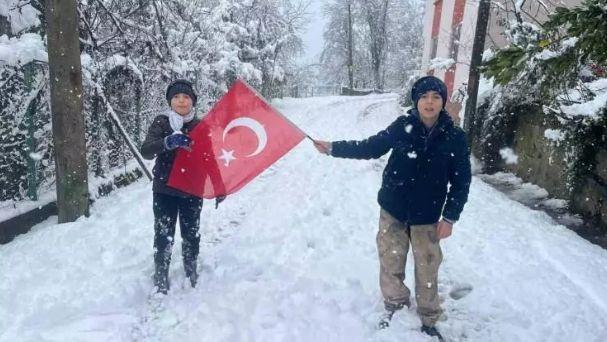 ZONGULDAK  <p>Zonguldak Valili�inin sosyal medya hesab�ndan yap�lan a��klamada, kentte etkili olan ve sabah saatlerinden itibaren etkisini art�rmas� beklenen f�rt�na, ya�mur ve kar ya���� nedeniyle, 29 Aral�k Pazartesi g�n� resmi ve �zel �rg�n ile yayg�n e�itim kurumlar�nda e�itim ��retime ara verildi�i bildirildi.</p>  <p>A��klamada, �zel kre�, g�nd�z bak�mevi, �ocuk kul�pleri ve rehabilitasyon merkezleri ile il genelinde planlanan t�m e-s�nav faaliyetlerinin de ayn� tarihte iptal edildi�i, engelli ve hamile kamu personelinin de s�z konusu tarihte idari izinli say�laca�� kaydedildi.</p>